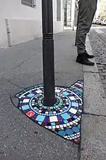 « Attaque au sol, attaque des murs, des pavés, avec les mêmes armes bitumées, mais colorées. » Ememem dessine « des traits de foudre dans les ciments ».