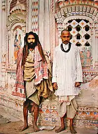 Un sadhou et un brahmane (Lahore en Inde britannique (ville aujourd'hui au Pakistan), 1914).