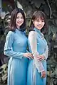 Deux femmes portant du áo dài bleu (Février 2017).
