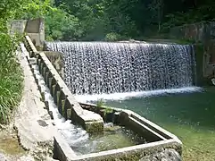 Échelle à poissons sur la Leysse au pied du mont Peney à Saint-Jean-d'Arvey.