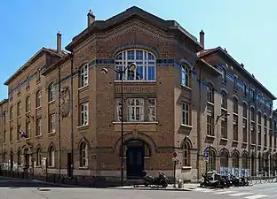 Au croisement de la rue Gustave-Zédé : école élémentaire au no 15 (à gauche).