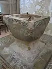 Les fonts baptismaux.