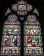 Françoise d'Amboise duchesse de Bretagne priant entourée de sa cour (gauche) sur un vitrail du début du XXe siècle dans l'église Saint-Clair de Réguiny.