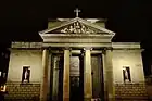 Façade de nuit.
