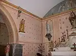 Sur la gauche, une statue sculptée en bois et dorée de la Vierge à l'Enfant datant du XVIIIe&nbsp;siècle.