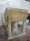 Les fonts baptismaux.