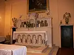 Le chœur. Le maître autel et tabernacle en marbre blanc. Ce maître autel était utilisé avant le concile vatican 2 lorsque le prêtre célébrait la messe dos aux fidèles.