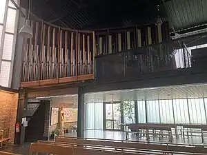 L'orgue au bord de la tribune .