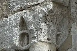 Chapiteau roman sculpté du portail XIIe&nbsp;siècle.