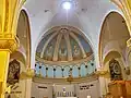 Intérieur de l'église au-dessus de l'autel