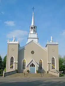L'église de Sainte-Hélène-de-Kamouraska en juillet.