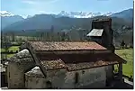 L'église romane de Vic-d'Oust avec, en arrière plan au centre, le Mont Valier (2848 m).