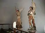 Statues de saint Michel archange et de sainte Jeanne d'Arc.