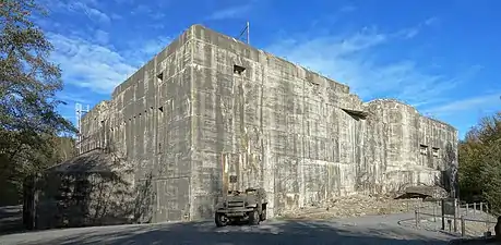 Vue actuelle de la face sud-ouest du blockhaus d'Éperlecques
