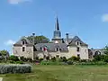 L'ancien prieuré et l'église paroissiale de la Nativité de Notre-Dame.