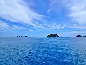 Vue depuis le sud-est des îlots Effatsy : les « 4 frères » (îlots Ziné), îlot Monye Amiri, îlot Kakazou et îlot Vatou.