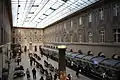 intérieur du bureau de poste pragois Hlavní pošta v Praze (cs)