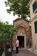 Entrée à l'ouest avec son «&nbsp;propylée compact&nbsp;».