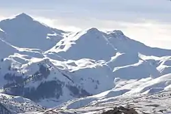 Le mont Vernon&nbsp;(en) vu de Kastoriá, en hiver.