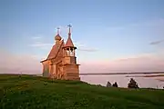 La chapelle avec en arrière-plan le lac Kenozero.