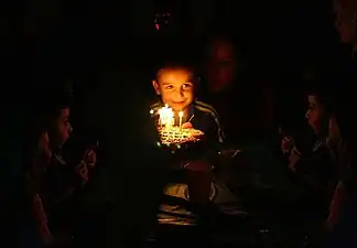 Gâteau et bougies d'anniversaire allumées. Février 2015.