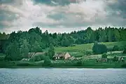 Maisons sur la berge.