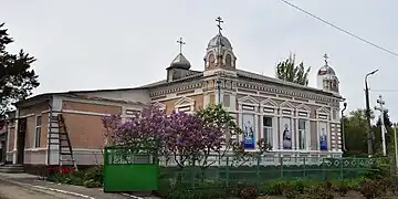 Vue de l'église Saints-Pierre-et-Paul classée.