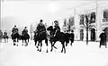 Patrouille de dragons devant Gostiny Dvor lors du Dimanche rouge, le 9 janvier 1905..