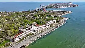 L'ancien sanatorium roumain de la passe du Dniestr : en 1939 une large plage s'étendait devant, en 2019 les vagues montent sur l'esplanade et, lors des tempêtes, pénètrent dans le hall.