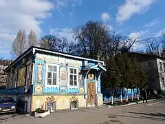 l'entré, classé.