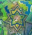 Vue aérienne de Bourtange en 2019, la couronne est bien visible au-dessus de la fortification de la ville.