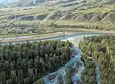 La confluence de la Koutcherla dans la Katoun avec un bout du village en haut à gauche.