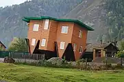 Maison retournée à Manjerok.