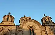 Haut de la façade et détail des dômes de l'église de la Sainte-Trinité de Leskovac