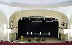 La scène.