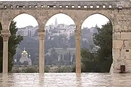 Porte est avec, au deuxième plan, l'Église Sainte-Marie-Madeleine et ses coupoles dorées en forme de bulbe.
