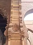 Motif de palmettes et de coquillages sculpté dans les arcs près du mihrab.