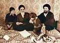 Les hommes de la famille en 1979 : Rouhollah, son fils Ahmad Khomeini à droite et 2 de ses petits-enfants, Yasser et Hassan Khomeini&nbsp;(en) (né en 1972).