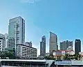 A gauche, le gratte-ciel de l'Université Srinakharinwirot SWU
