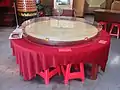 Table divinatoire comportant un grand luopan de 152&nbsp;cm.