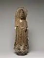 • Bouddha (fragment d'une stèle plus grande).• Époque: Dynastie Wei de l'Est milieu du VIe&nbsp;siècle.• Calcaire avec traces de pigments.• Hauteur: 80 cm.• Metropolitan Museum of Art, New-York.