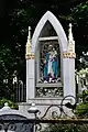 Statue de la Vierge dans le parvis.