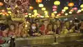 Le soir du Nouvel An, un grand nombre de fidèles attendent le « premier bâton d'encens » dans le temple de Wong Tai Sin.