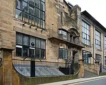 Vue depuis une rue de l’entrée d’un bâtiment.