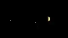 Jupiter et ses plus grosses lunes prises par JunoCam le 28 juin 2016 à environ 6,8&nbsp;millions de km quelques jours avant la mise en orbite.