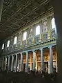 Nef de la basilique Sainte-Marie-Majeure de Rome avec colonnes ioniques des Ve et VIe&nbsp;siècles soutenant un plafond à caissons Renaissance.