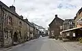 Gouarec : la rue principale avec ses maisons en schiste.