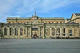 Entrée de la cour d'honneur donnant sur la place Pey-Berland.
