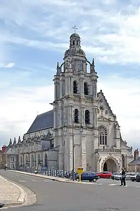 Vue de la cathédrale depuis la place Saint-Louis.