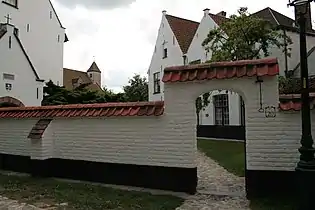 Les deux pignons de la no&nbsp;20 avec à gauche la chapelle accotée à la façade latérale du complexe no&nbsp;22 (bordant le côté ouest de l’enclos central). Plus loin, au centre gauche, bâtiments du couvent de bénédictines avec sa tour carrée.